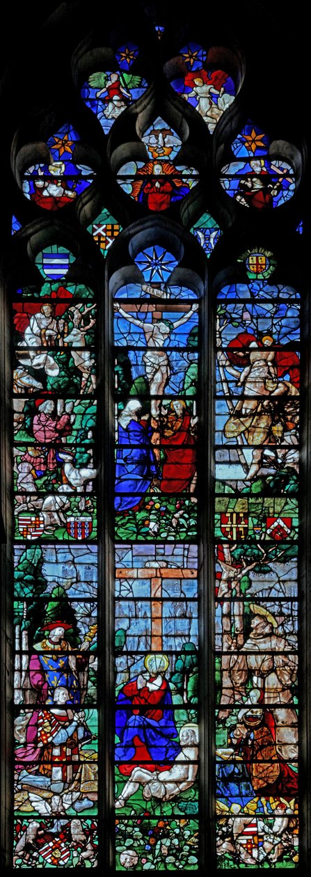 Janela w25 representando a Crucificação com t Hubert e St Christopher; abaixo está o doador Louis de Roncherolles e a esposa Françoise de Halluin com São Luís e São Francisco de French School