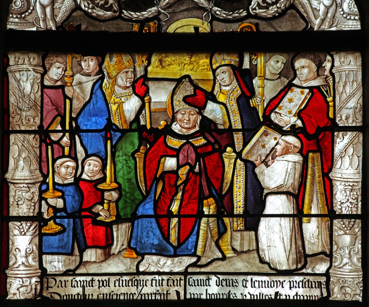 Janela w31 representando uma cena da vida de St Denis: seu é ordenado bispo de French School