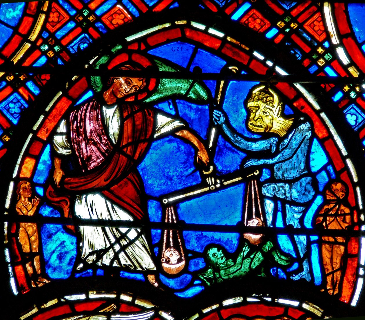 Janela w4 representando uma cena do último julgamento: St Michael pesando as almas de French School