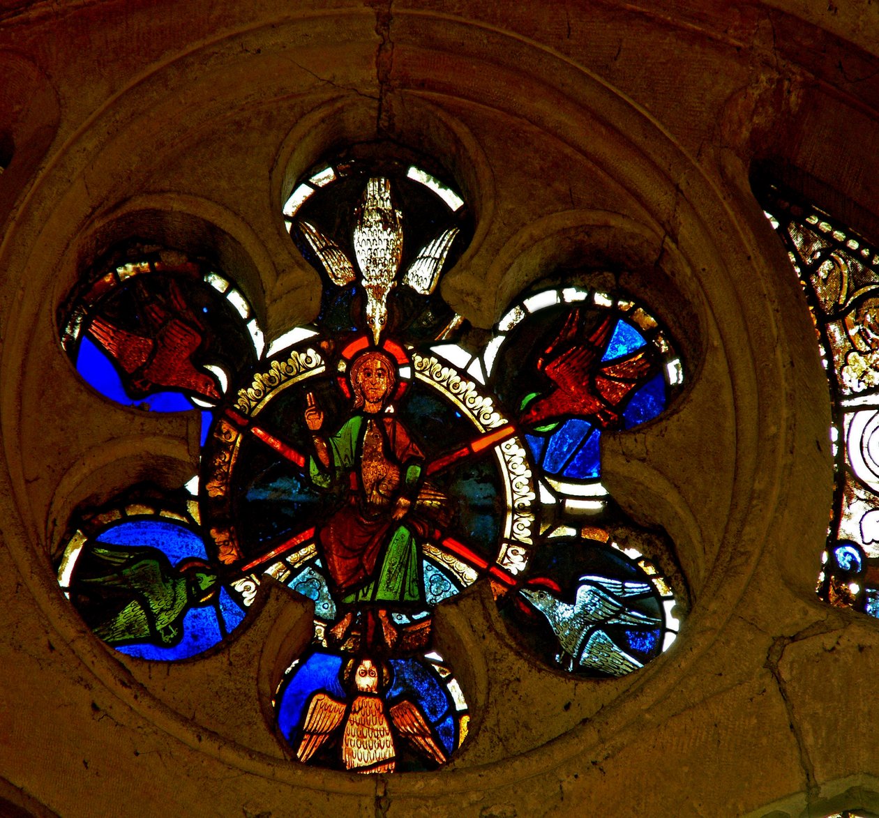 Janela w85 representando Cristo rodeado por seis pombas e segurando o sétimo simbolizando o Espírito Santo de French School
