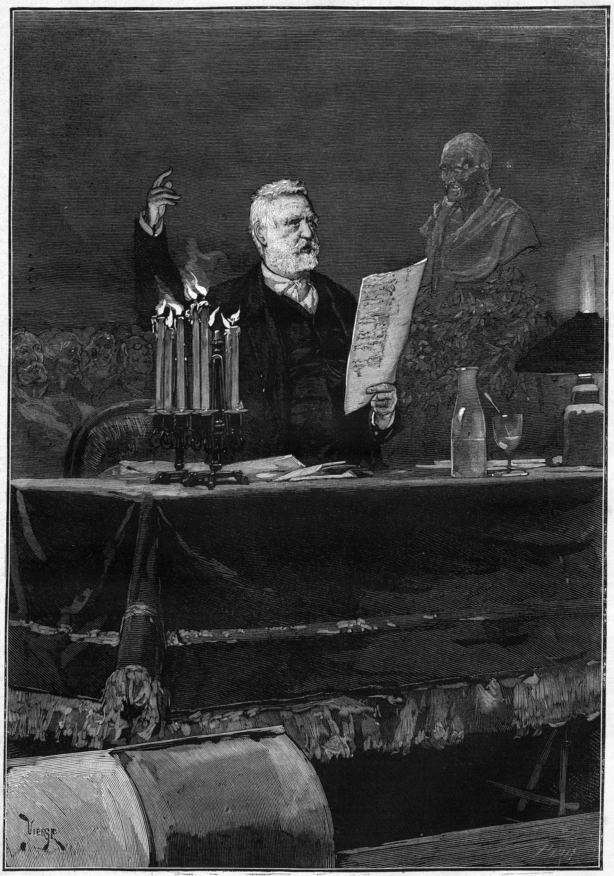 O escritor Victor Hugo (1802-1885) fala por ocasião do centenário da morte de Voltaire, famoso no Teatro de la Gaite, em Paris, a 30 de Maio de 1878. Gravura em "Le Monde Illustré" n°1106 de 8 de Junho de 1878. de French School