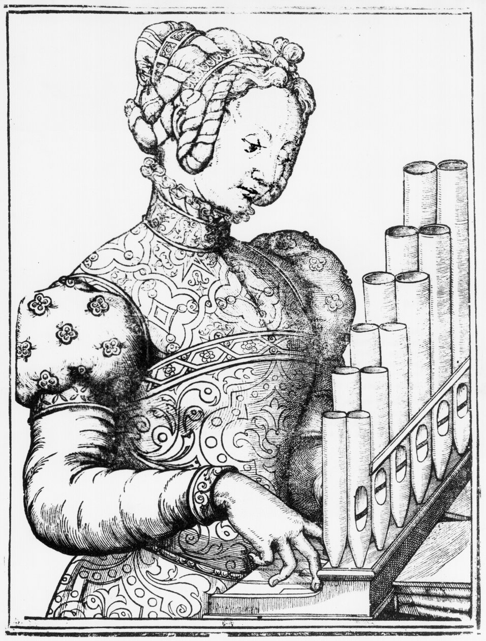 Jovem mulher jogando um órgão portativo de French School