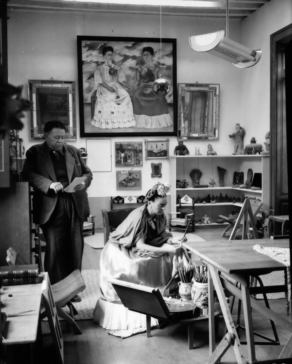 Os pintores mexicanos Frida Kahlo (1907-1954) e Diego Rivera (1886-1957) no seu atelier em 1948 (fotografia a preto e branco) de Frida Kahlo