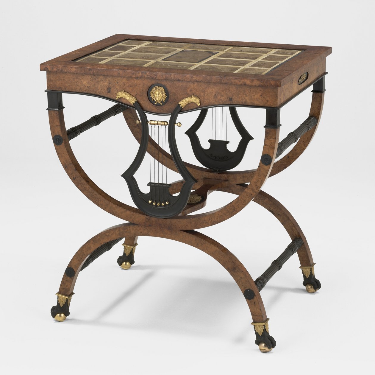 Mesa, c.1800 (bordo burl, abeto ou pinho, bronze dourado e mármore) de Friedrich (after) Gilly