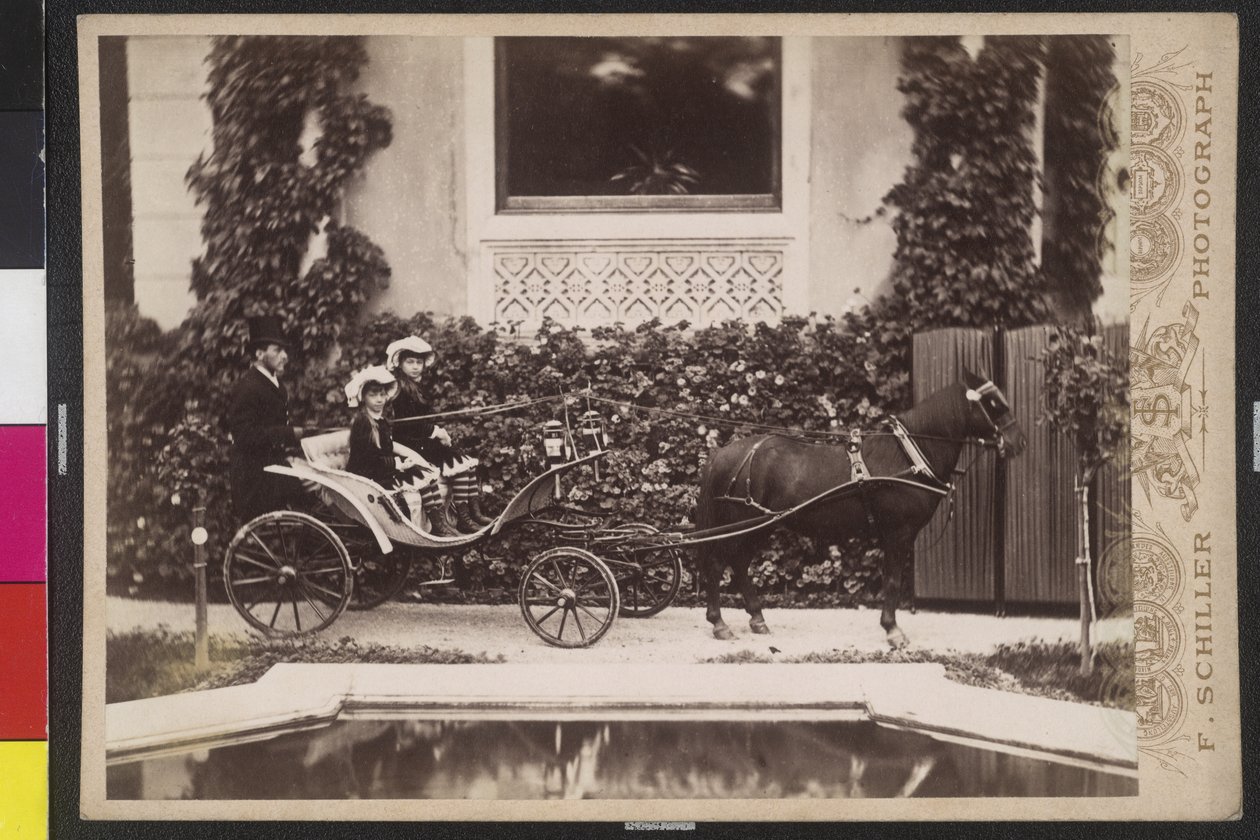 Crianças num pequeno autocarro de Friedrich Schiller