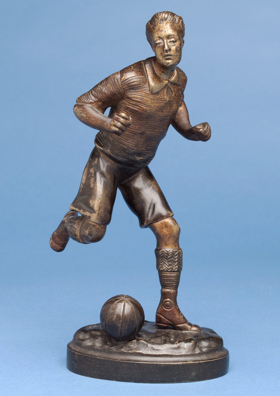 Jogador de futebol correndo com a bola, c.1900 (bronze) de G. Omerth