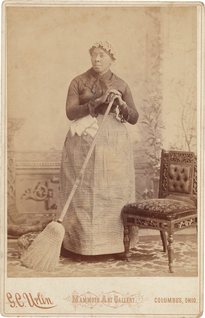 Retrato de uma mulher com uma vassoura,c. 1885 (foto) de G.C. Urlin