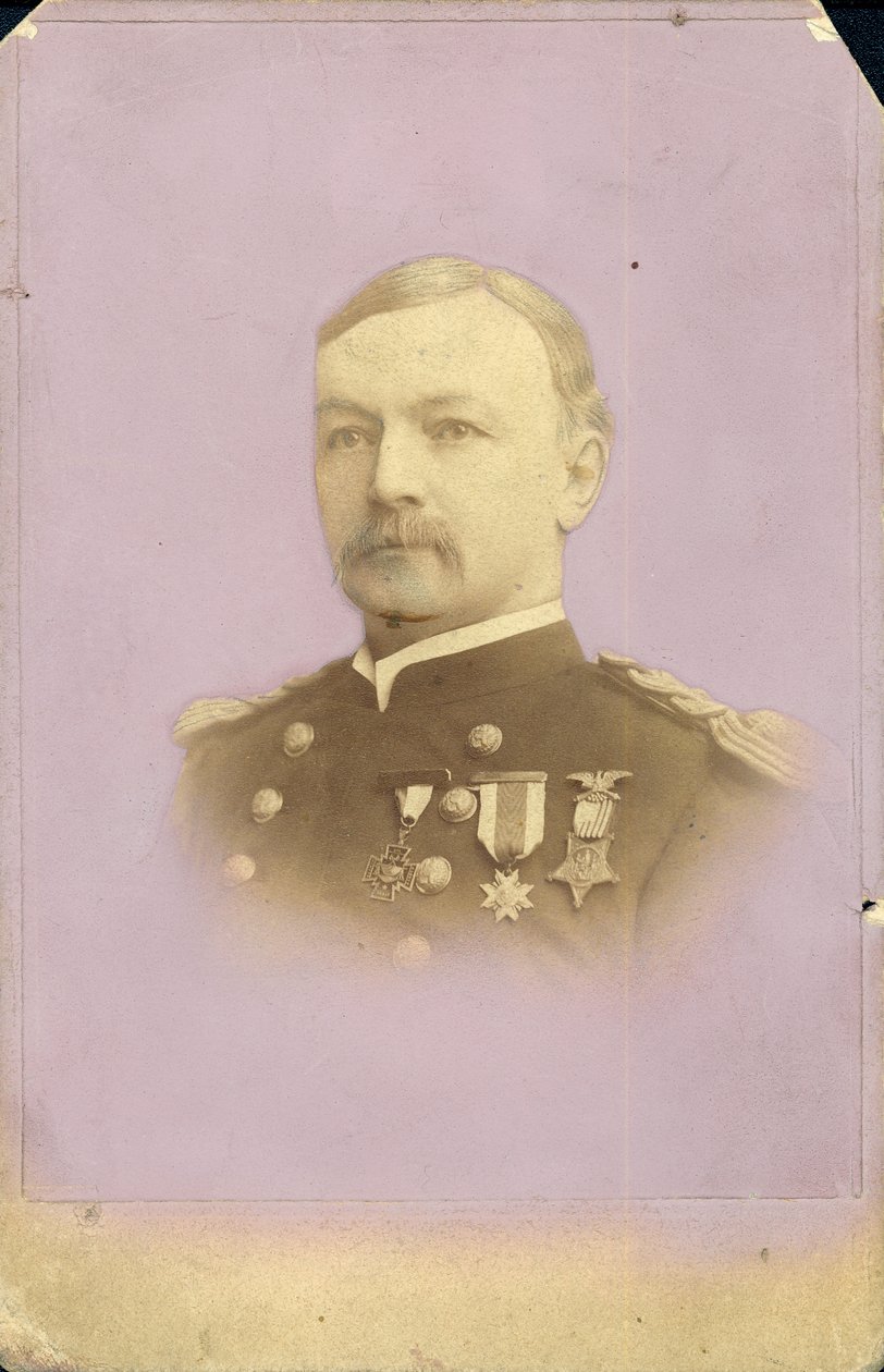 Busto retrato de Gilbert C. Smith de uniforme com medalhas de G.D. Morse