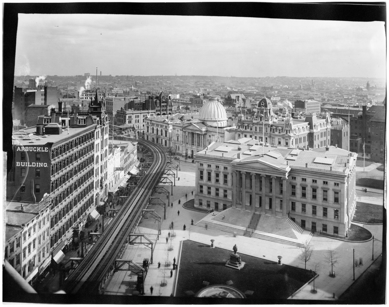 Brooklyn: prefeitura de alto ângulo (Borough Hall), Kings County Supreme Court, Mechanics Bank, Arbuckle Building, e o Park Theatre, c.1896-98 (foto a p/b) de G.P. and Son Hall