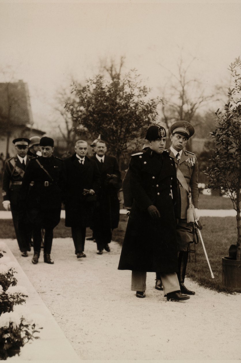 Álbum "MVSN- Blackshirts": Galeazzo Ciano no uniforme do General da Milícia em Budapeste (foto a p/b) de G.Y. Schaffer