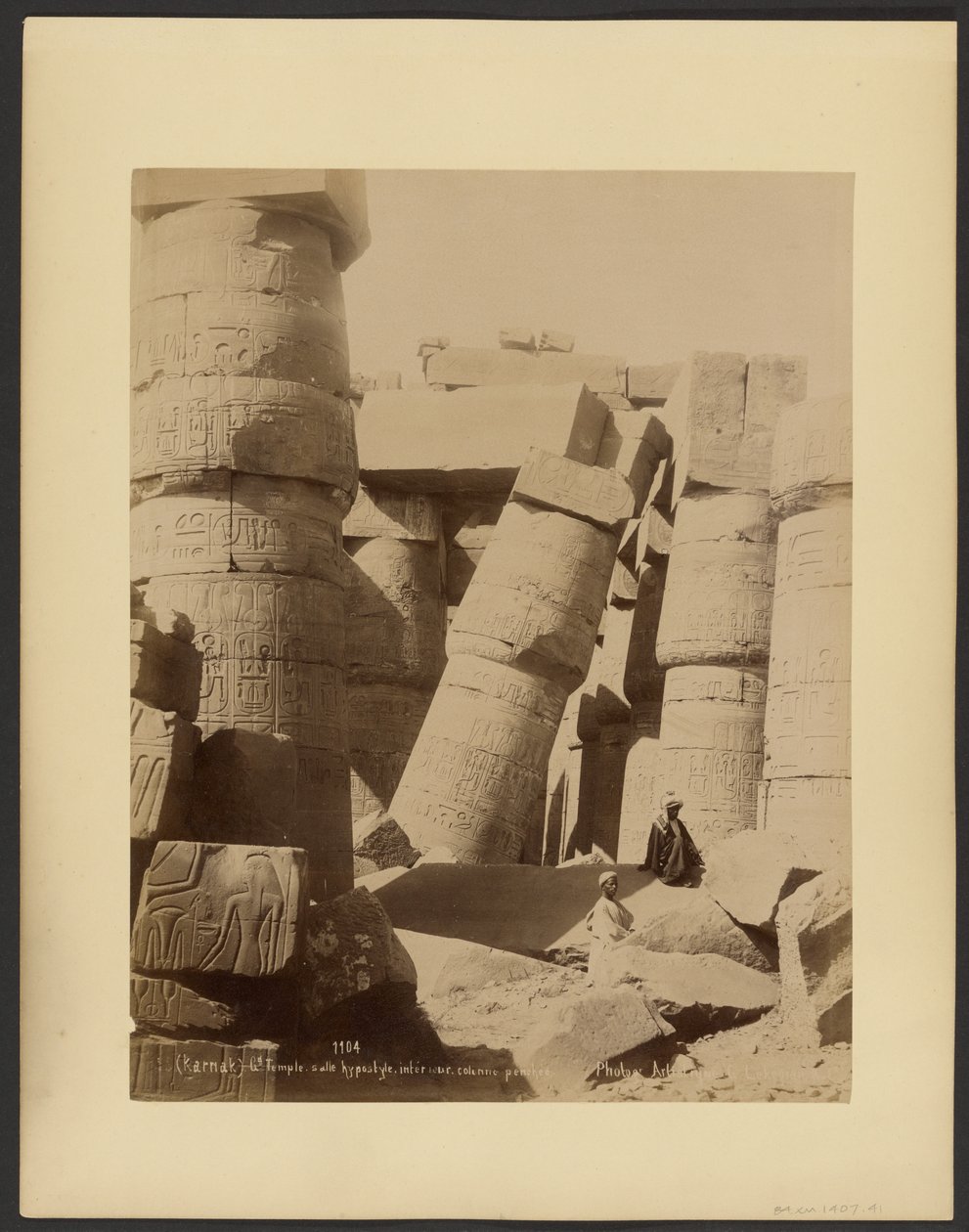 (Karnak) Gd. Templo, salão hipostilo, interior, coluna inclinada de G. Lekegian