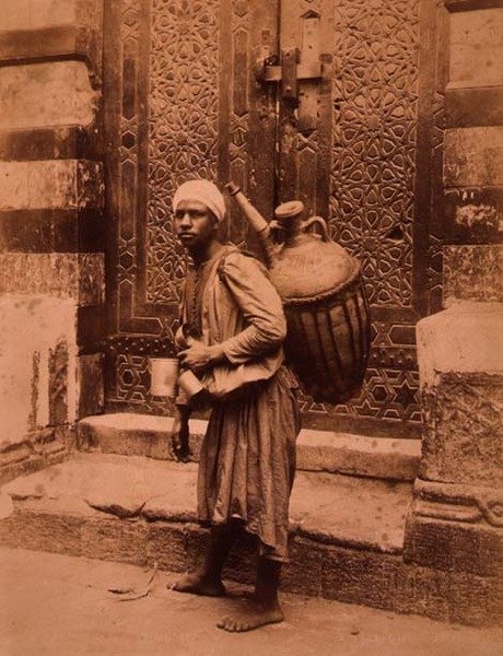 Uma transportadora de água egípcia (foto sépia) de G. Lekegian