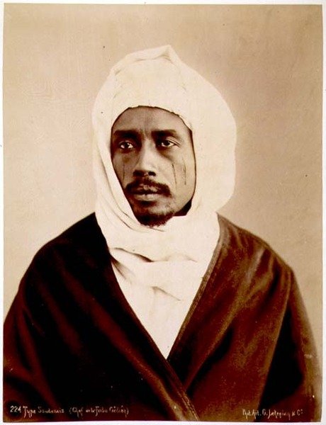 Retrato de um chefe sudanês da tribo Galieh (foto sépia) de G. Lekegian