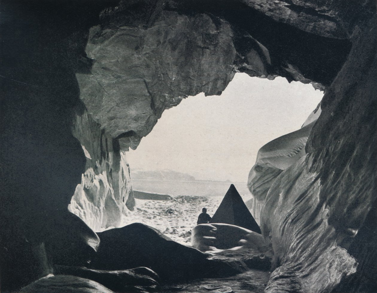 Acampe na caverna sob Penelope Point, 1912, 1913 de G. Murray Levick