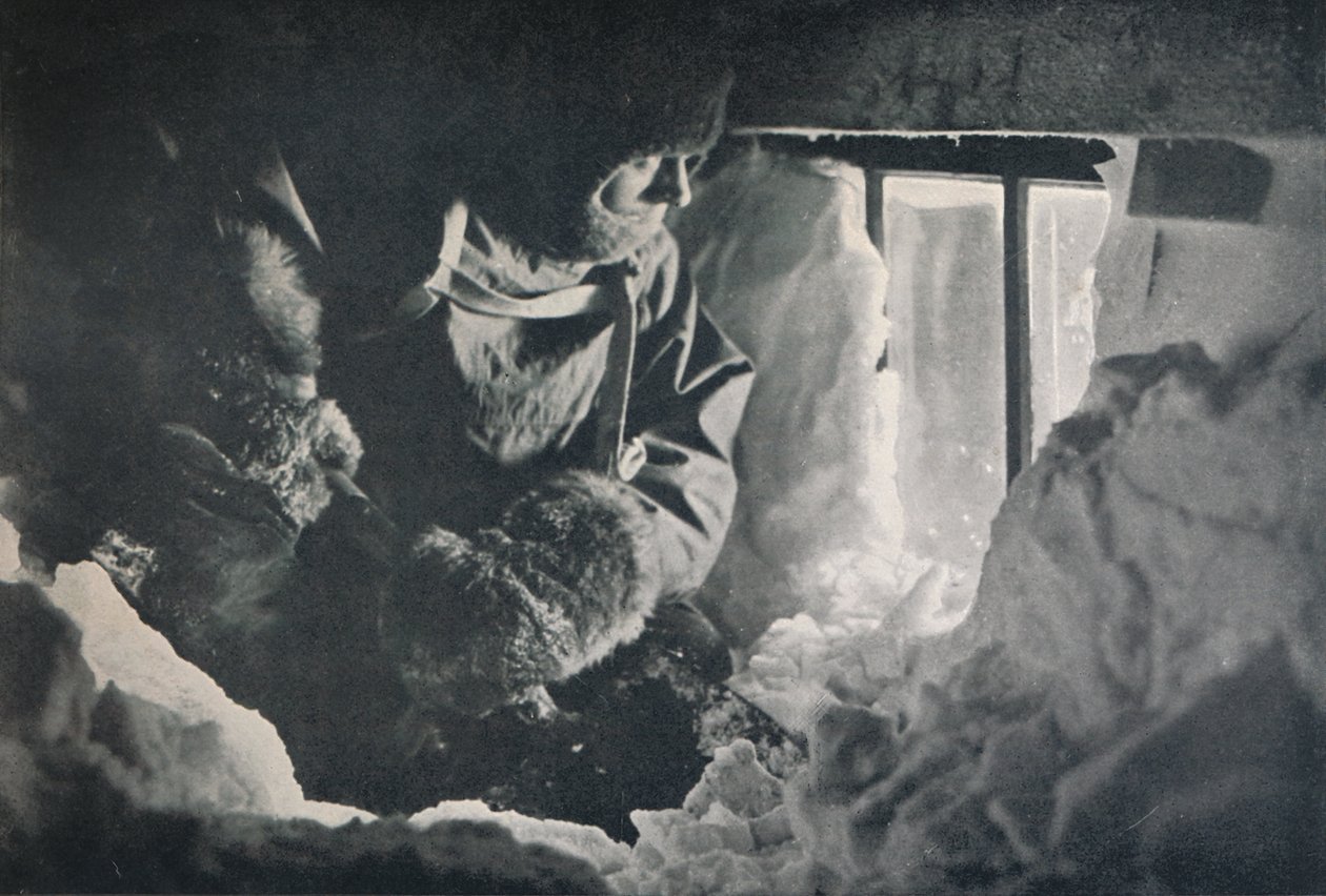 Desembarque da janela da cabana em Cape Adare, c1911, 1913 de G. Murray Levick