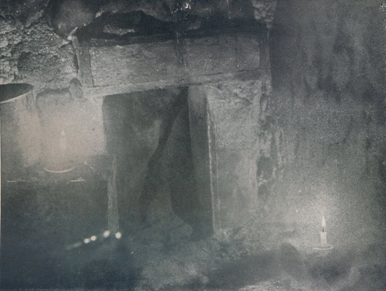Inside Door of Igloo por Light of Blubber Lamps, c1911, 1913 de G. Murray Levick