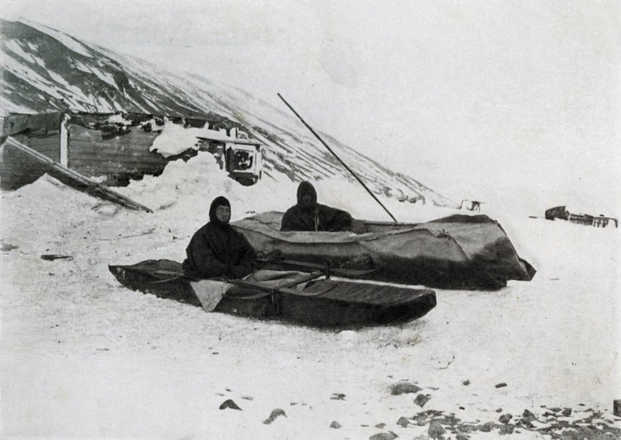 Os dois caiaques em terra, c1911, 1913 de G. Murray Levick