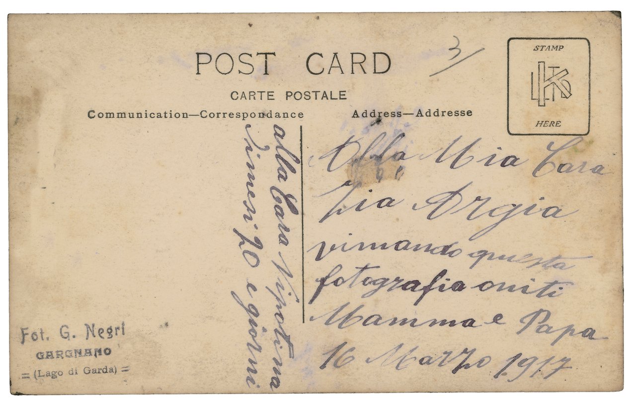 Costas de cartão postal com um soldado de infantaria, artilheiro, fardado com sua esposa e filho durante a Primeira Guerra Mundial de G. Negri