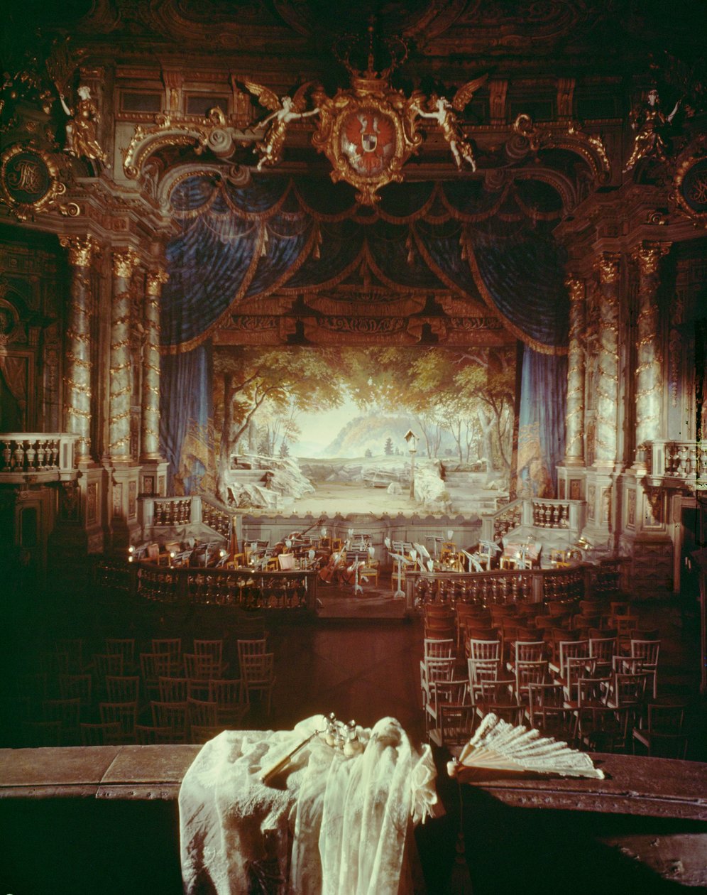 Vista de um camarote na casa de ópera da Markgravine ... de G. and Carlo Galli Bibiena