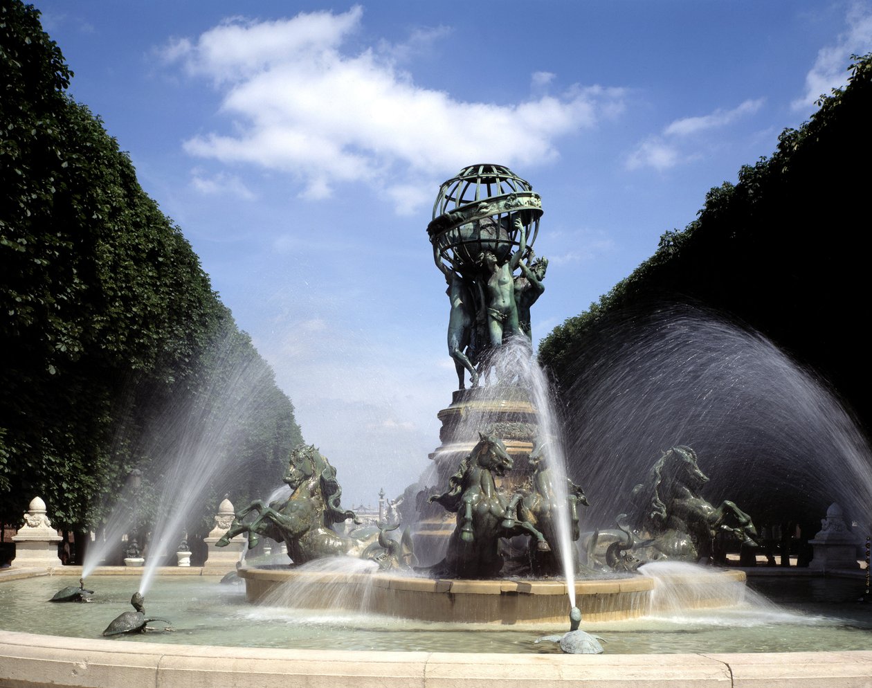 Vista da fonte das quatro partes do mundo, ou da fonte do observatório ou mesmo da fonte de Carpeaux, localizada na Place Camille Jullian em Paris, no jardim Marco Polo. Esta fonte de bronze foi construída entre 1867 e 1874 pelo arquitecto Gabriel de Gabriel Jean Antoine Davioud