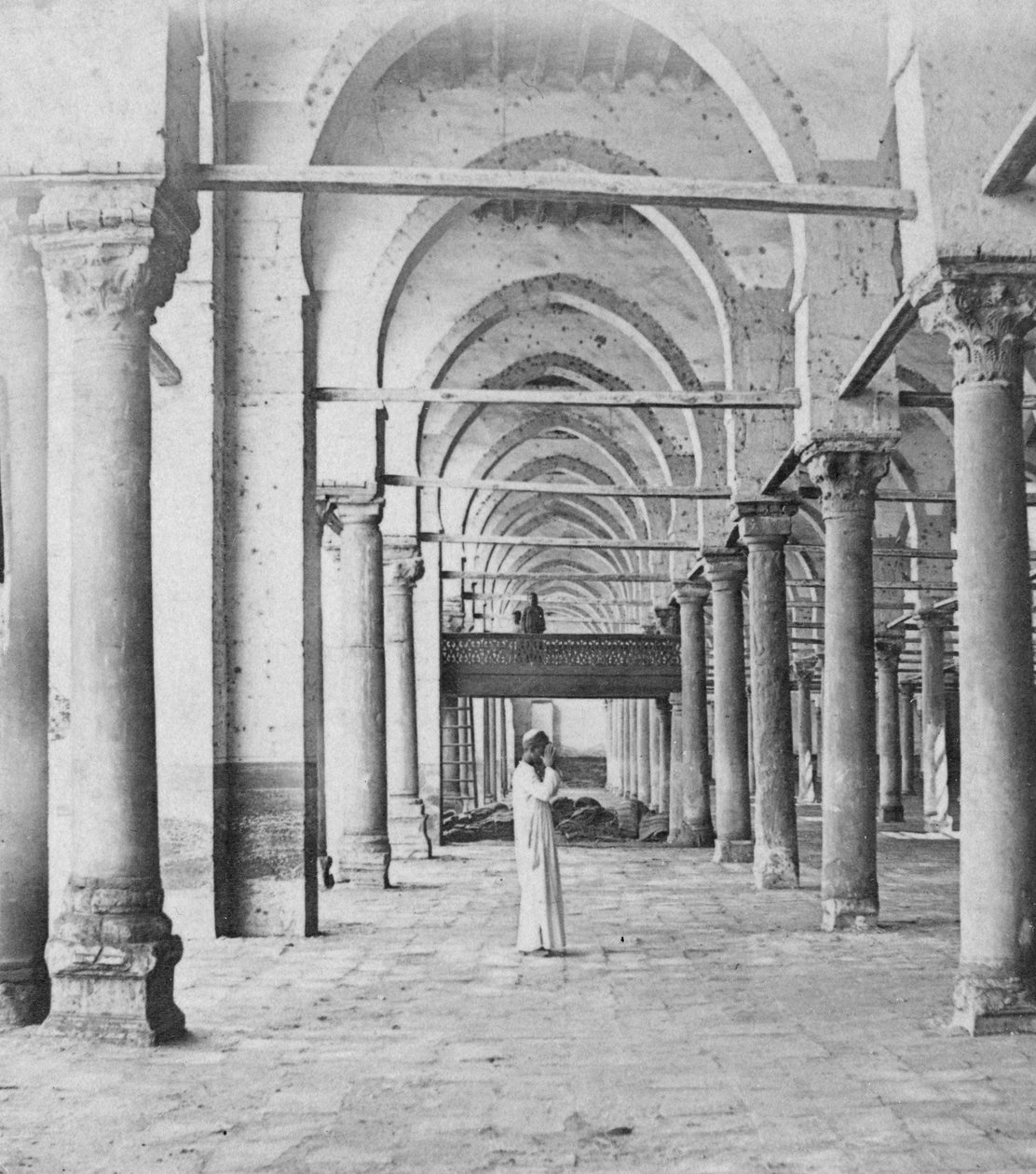 Colunata, Cairo, Egito, final do século XIX ou início do século XX de Gabriel Lekegian