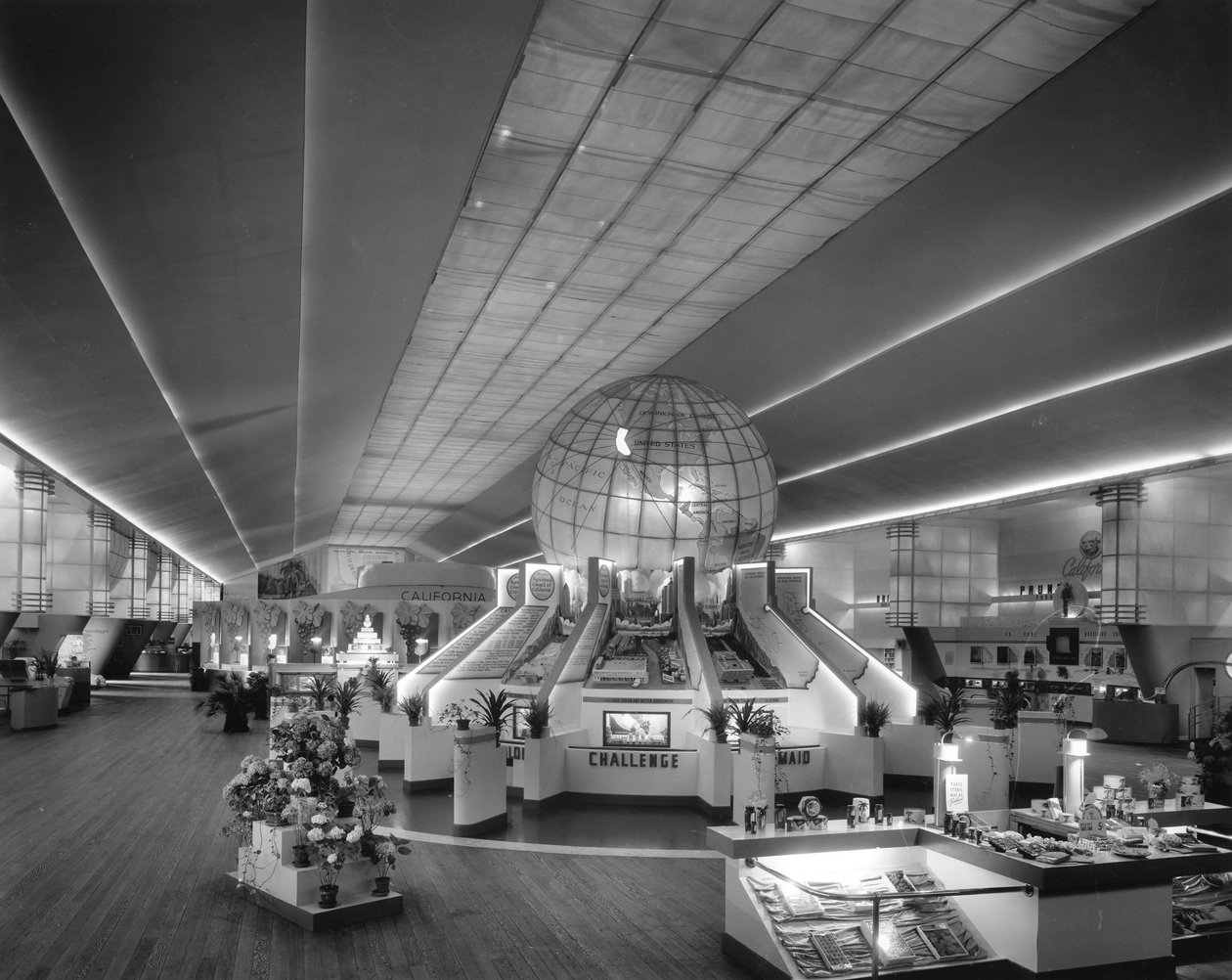 Globo iluminado de Cel-O-Glass no Salão da Agricultura na Feira Mundial de Nova York, 1939 de Gabriel Moulin