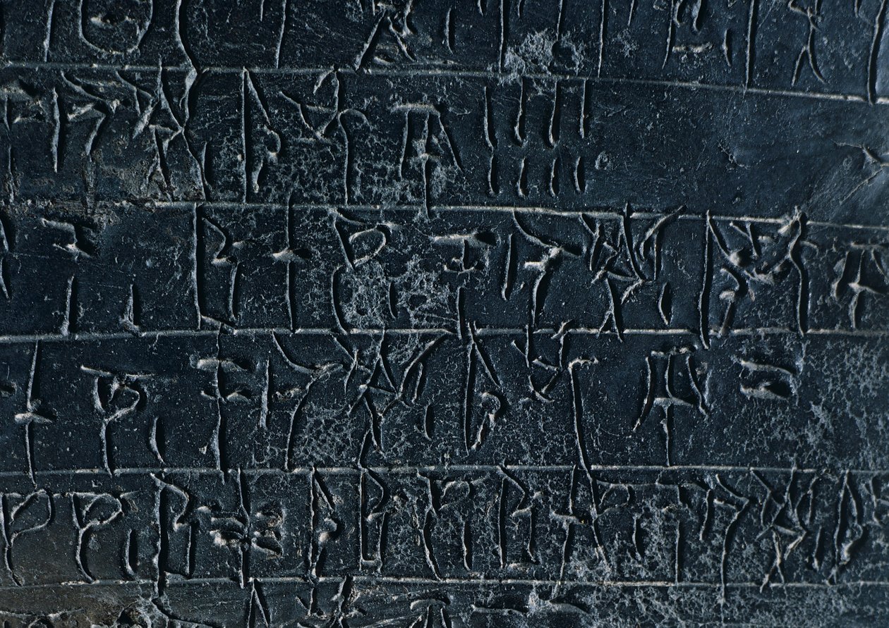 Tábua de terracota, dos arquivos do Palácio Nestor em Pylos (Grécia). Detalhe: uma inscrição em Linear B. Mycenaean Civilization, ca 13th Century BC. de Gabriele Bella