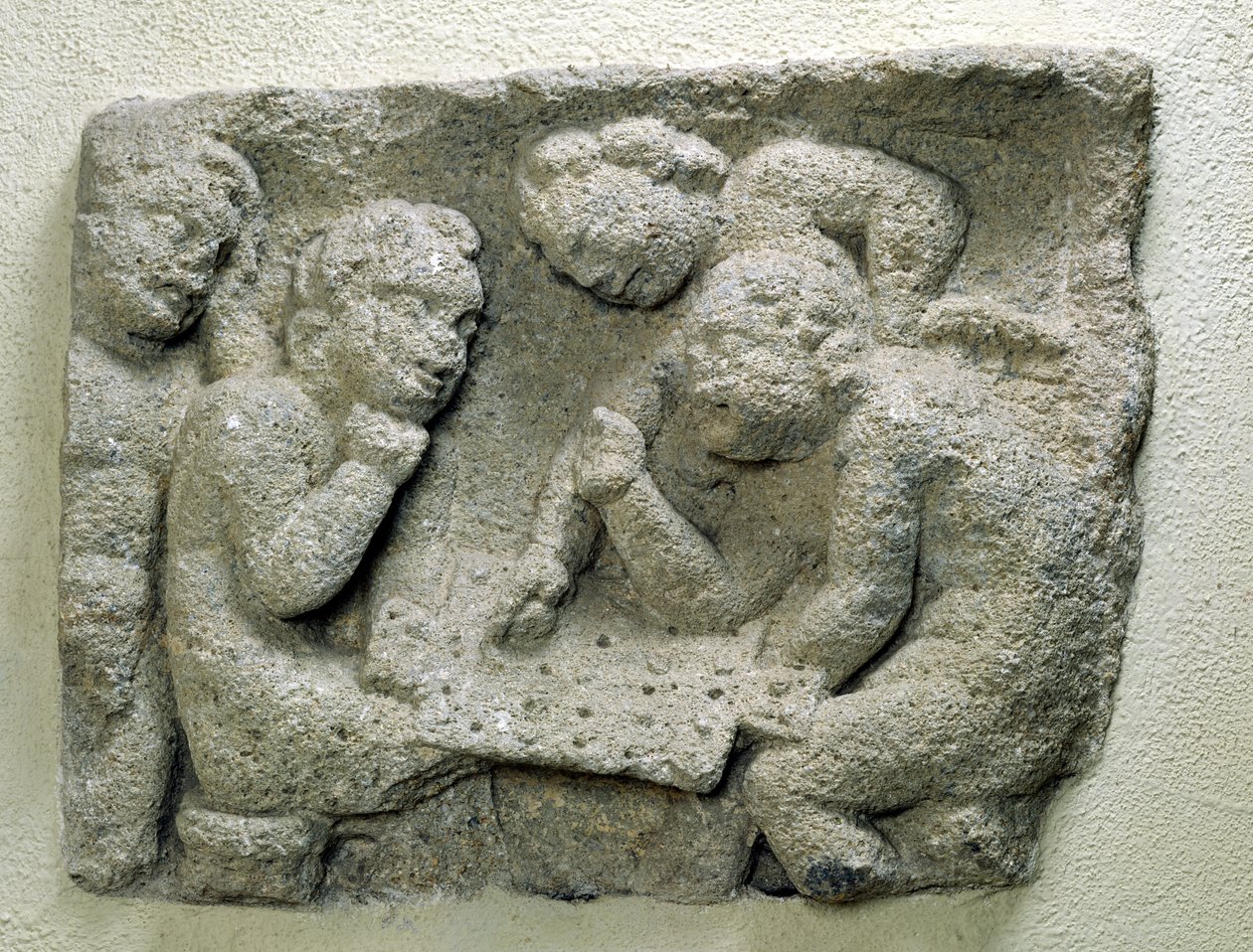 Putti jogando latronculi (pedras) de Gallo Roman