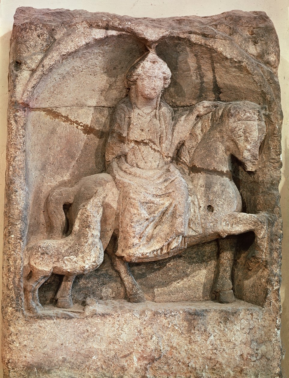 Relevo representando Epona, deusa gaulesa e protetora de cavalos, cavaleiros e viajantes, de Mellicey, Saone-et-Loire, c.50 aC-400 dC de Gallo Roman
