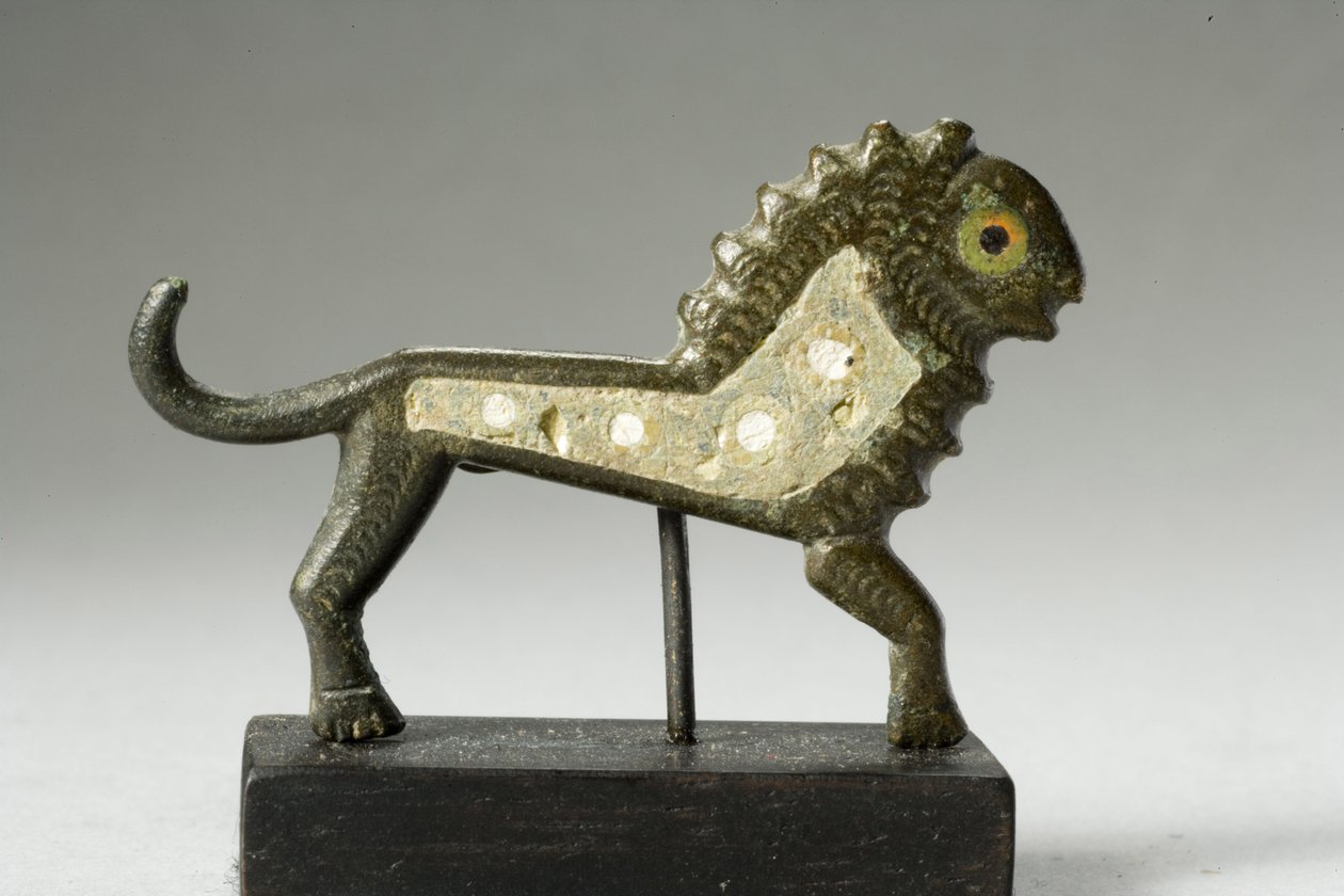 Fíbula de um Leão, do século II a III dC (bronze com incrustações de esmalte) de Gallo Roman