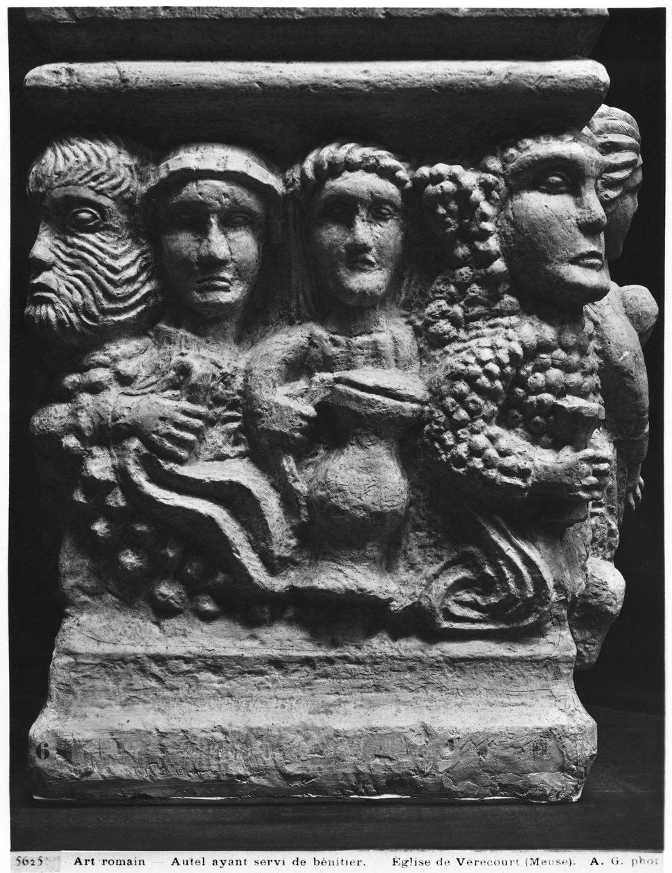 Frente de um altar usado como uma fonte representando cabeças, da igreja de Vericourt, Meuse (gesso) de Gallo Roman