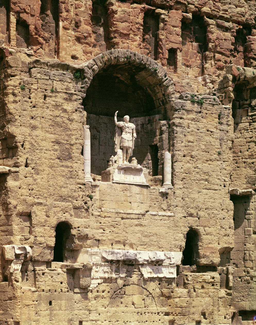 Estátua do Imperador César Augusto (63 aC-14 dC) no Teatro Romano de Gallo Roman