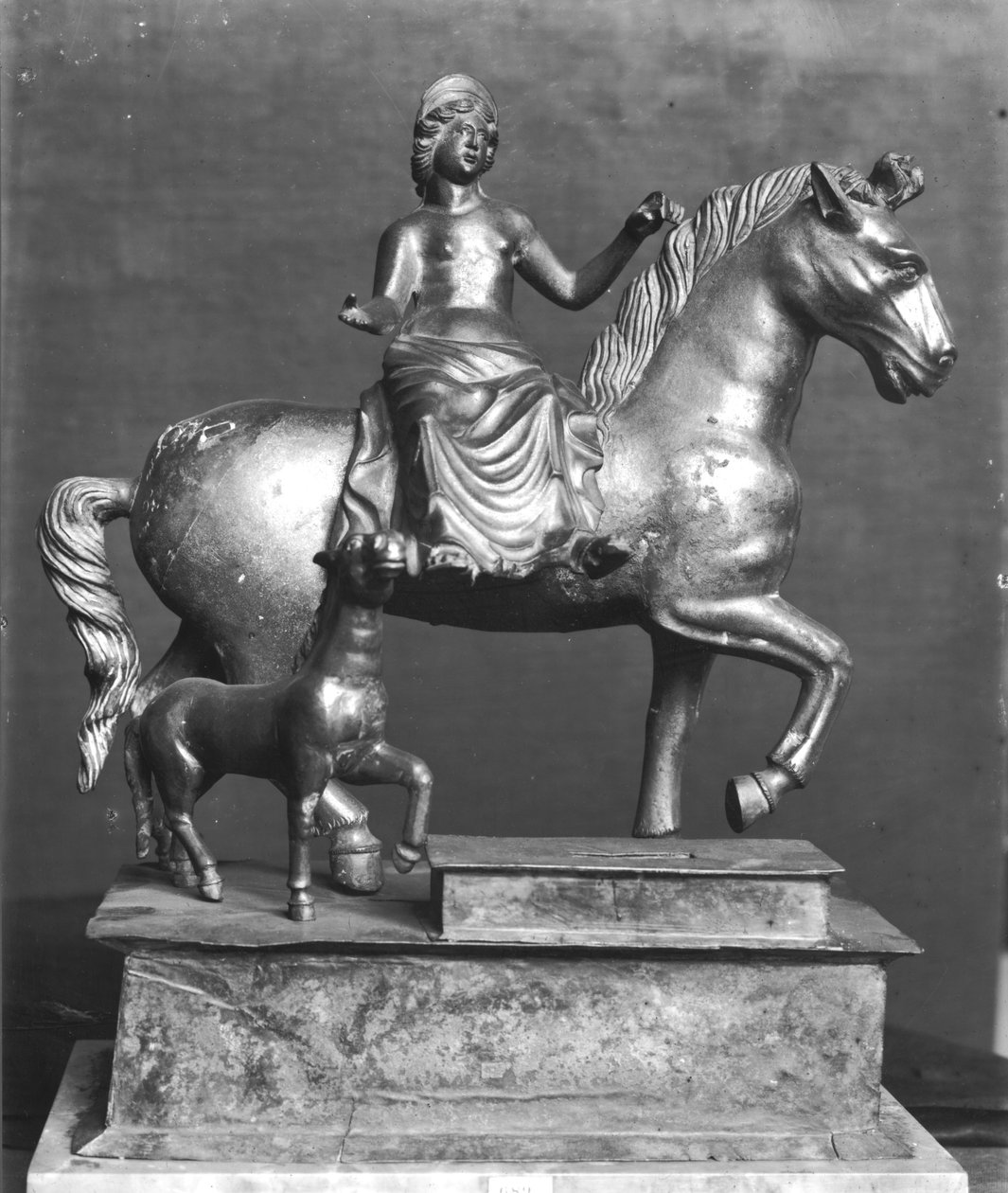 Estatueta de Epona, deusa gaulesa, protetora de cavalos, cavaleiros e viajantes, de La Sarrazine, Jura, c.50 aC-400 dC (bronze) de Gallo Roman
