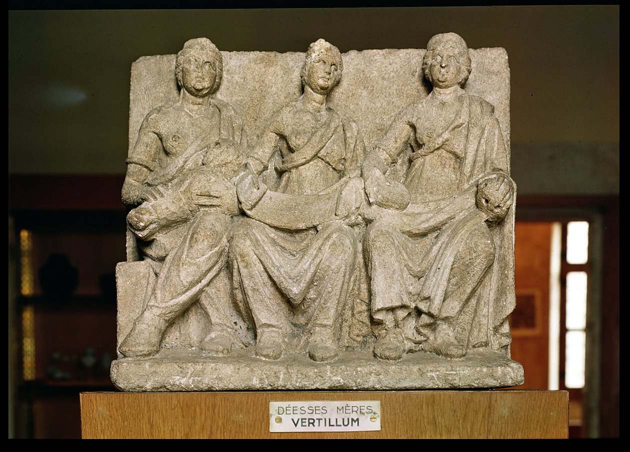 Escultura votiva de uma divindade mãe tripla de Gallo Roman