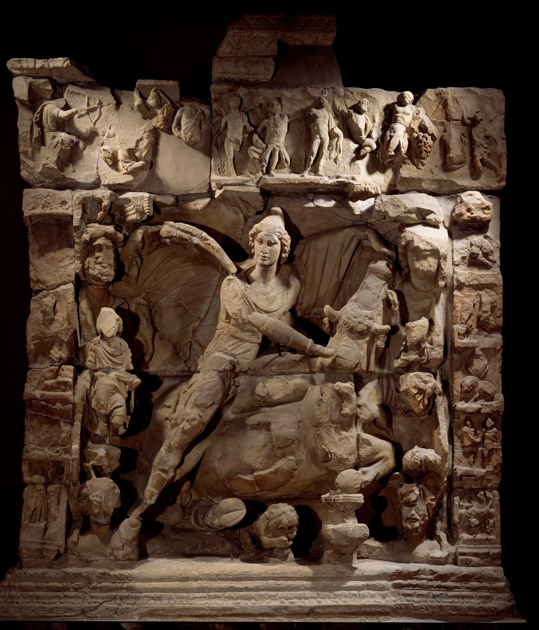 Gallo Roman Art: alívio retratando Mithra, o deus da luz, com o touro. De um templo de Mithraeum. 50 AC-100 DC. Metz. Museu de Belas Artes. de Gallo Roman