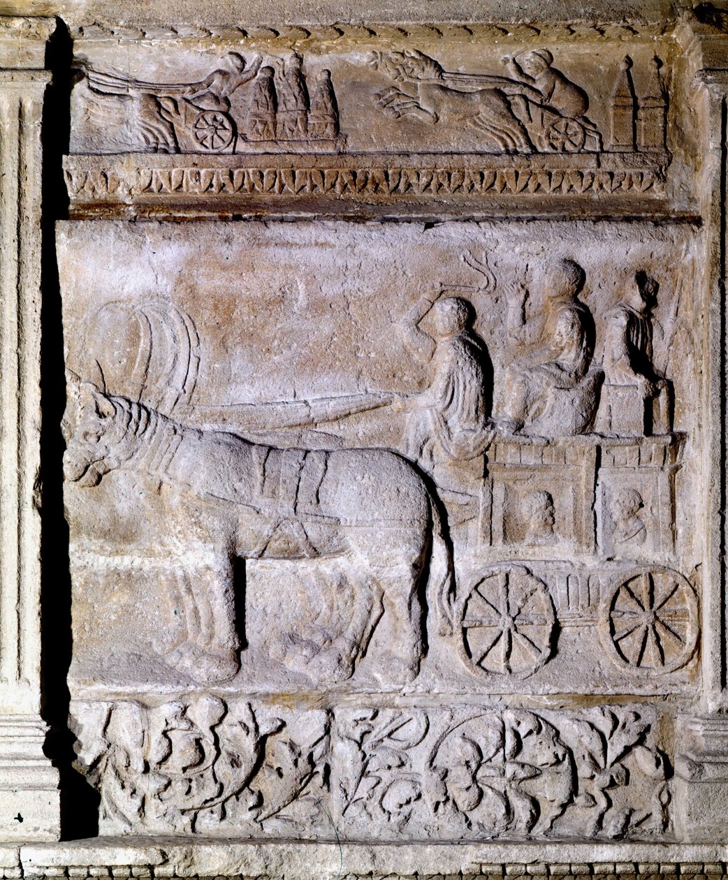 Baixo relevo do período Gallo-Romano, retratando uma carruagem disparada por cavalos, transportando passageiros. Avignon, Musee Calvet de Gallo Roman Gallo Roman