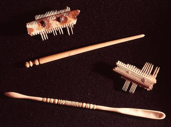Dois pentes, um grampo e uma colher para maquiagem (osso) de Gallo Roman Gallo Roman