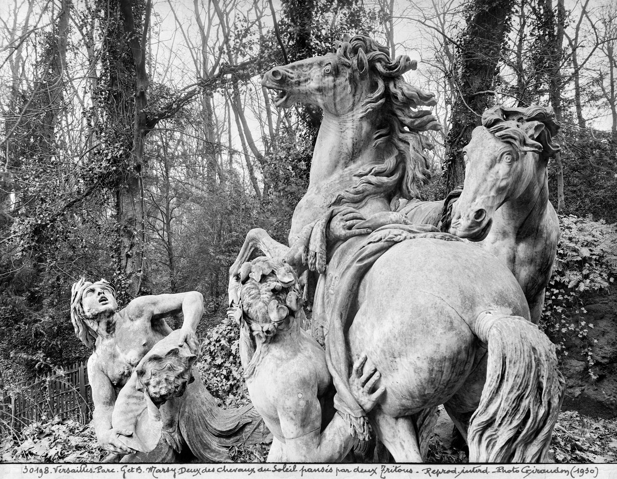 Tritões preparando dois cavalos do sol no bosque dos Banhos de Apolo, c.1667-72 (ver 242850, 242856 a 242860) (mármore) de Gaspard and Balthazar Marsy