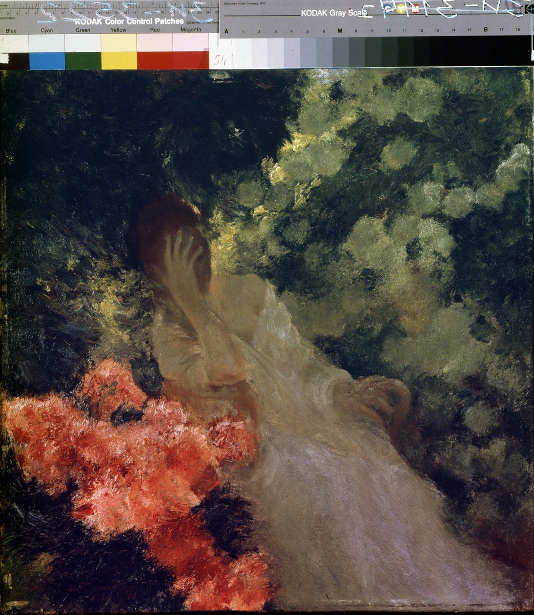 No Jardim. Uma mulher de branco, de aspecto desesperado, esconde o seu rosto na mão. Pintura de Gaston de La Touche (1854-1913) de Gaston de Latouche