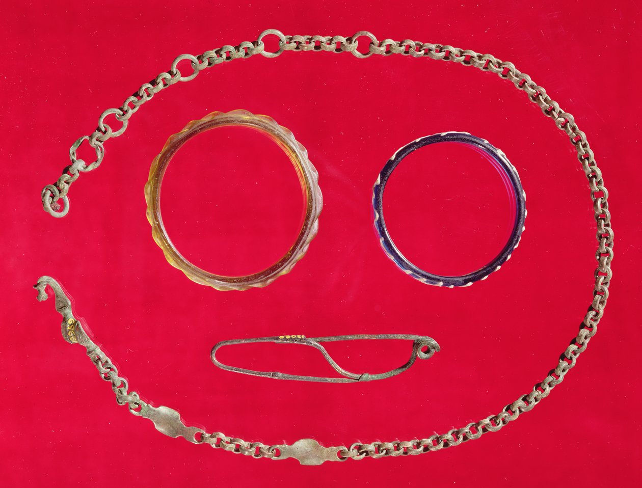 Cinto, broche e duas pulseiras, Tene II (vidro e bronze) de Gaulish