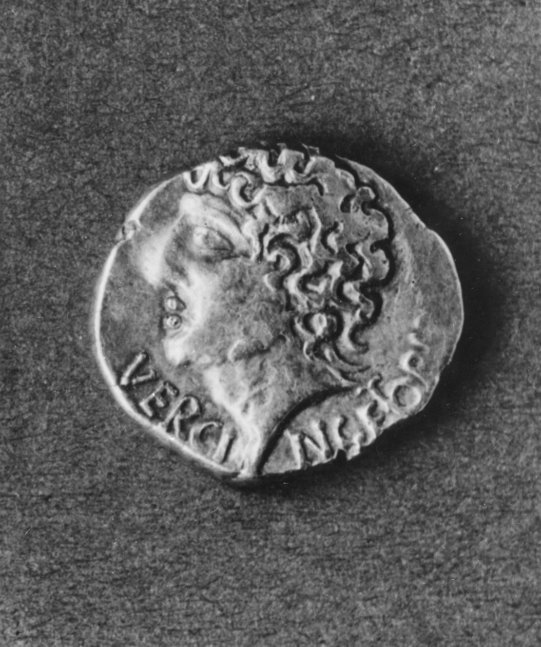 Moeda contendo a efígie de Vercingetorix (72-46 aC) (metal) de Gaulish