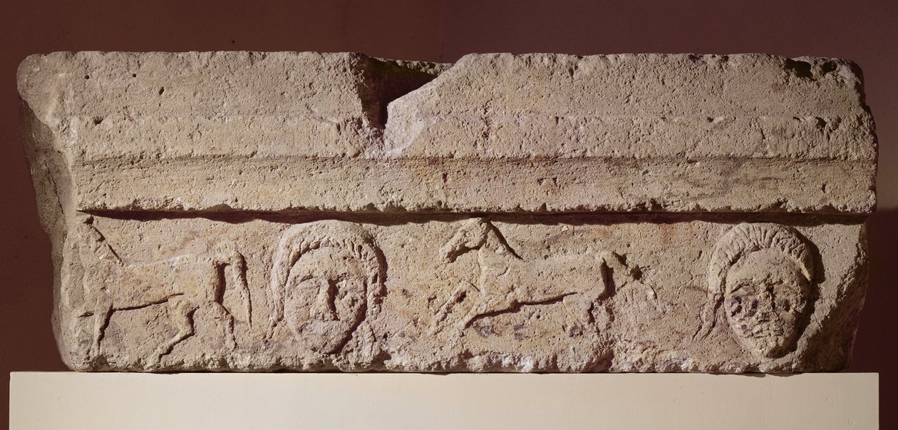 Lintel friso com cabeças e cavalos de Gaulish