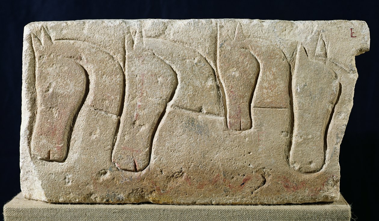 Lintel com relevo representando cabeças de cavalos, de Roqueperteuse, do século IV a III aC de Gaulish