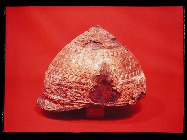 Capacete, de Amfreville, Eure, c.275-225 BC (bronze, ferro, ouro e esmalte) (ver também 128301) de Gaulish