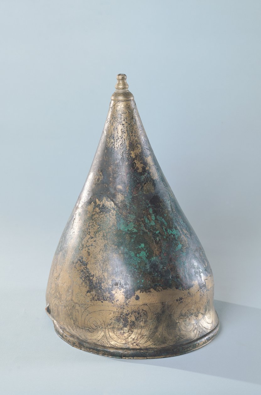 Capacete com decoração incisa, de um túmulo em Berru, Marne (bronze) (ver também 128317) de Gaulish