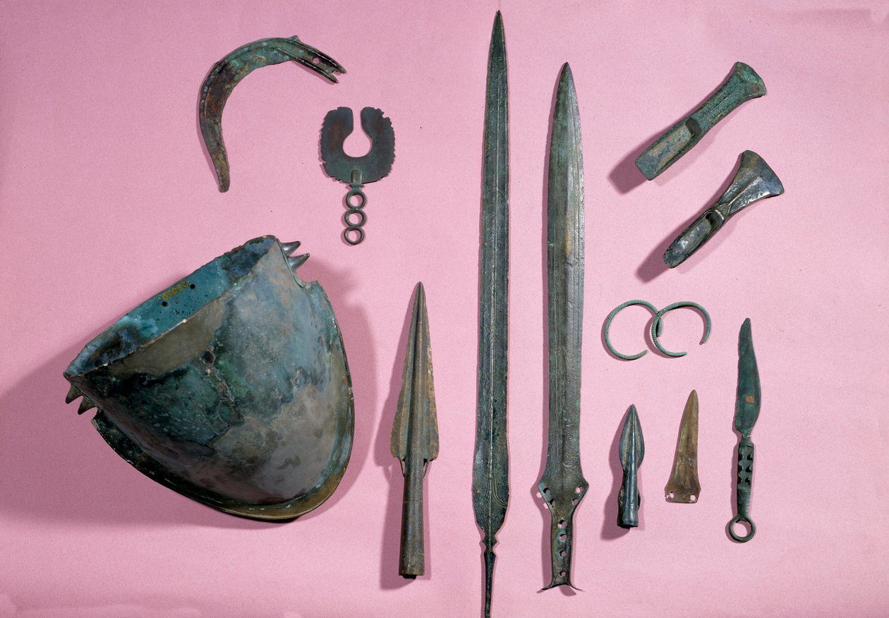 Arte Gálica: capacete de bronze, machado, foice, adorno, epee, pulseira, espiga de Theil a Billy sur Loir. 1150 - 950 AC. Saint-Germain-en-Laye, Museu de Antiguidades de Gaulish Gaulish
