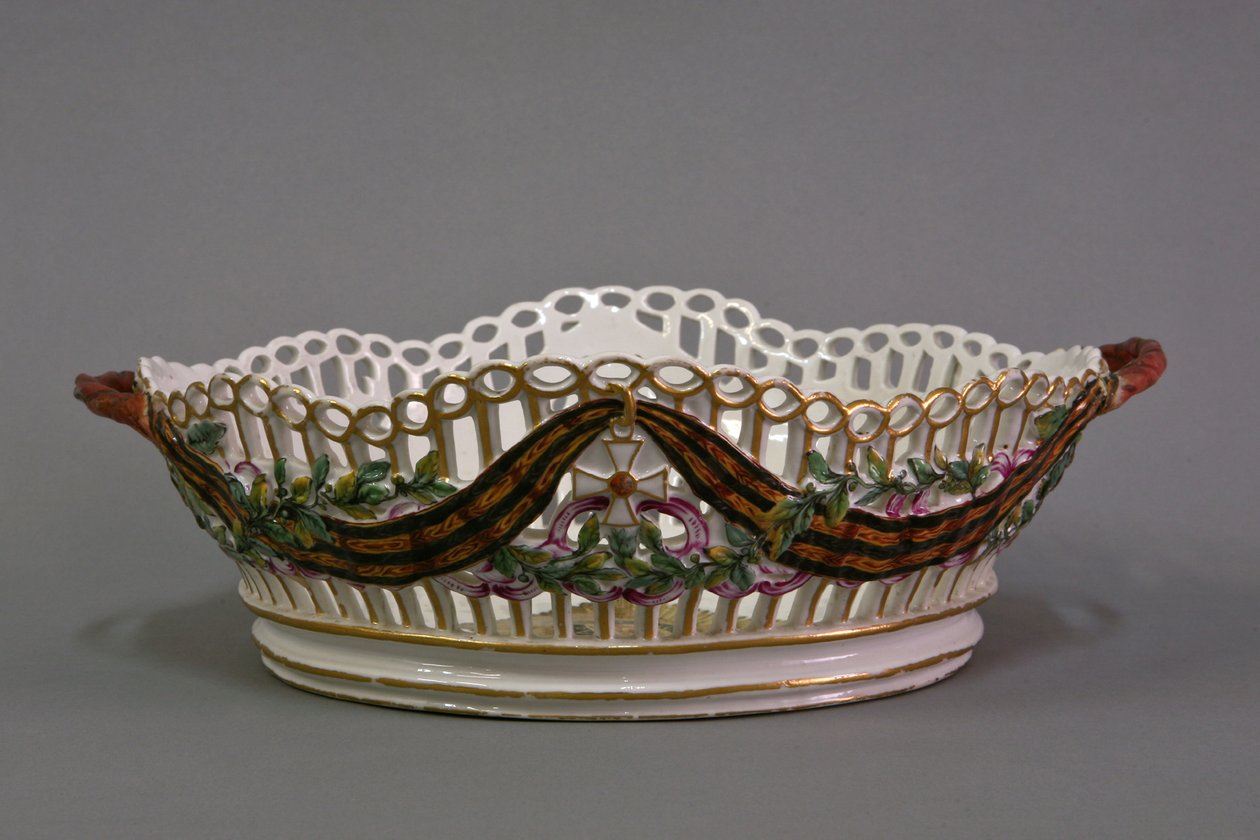 Cesto de Pão do Serviço de Jantar de Porcelana da Ordem de São Jorge Triunfante Gardner Fábrica de Porcelana, 1777 de Gavriil Ignatievich Kozlov