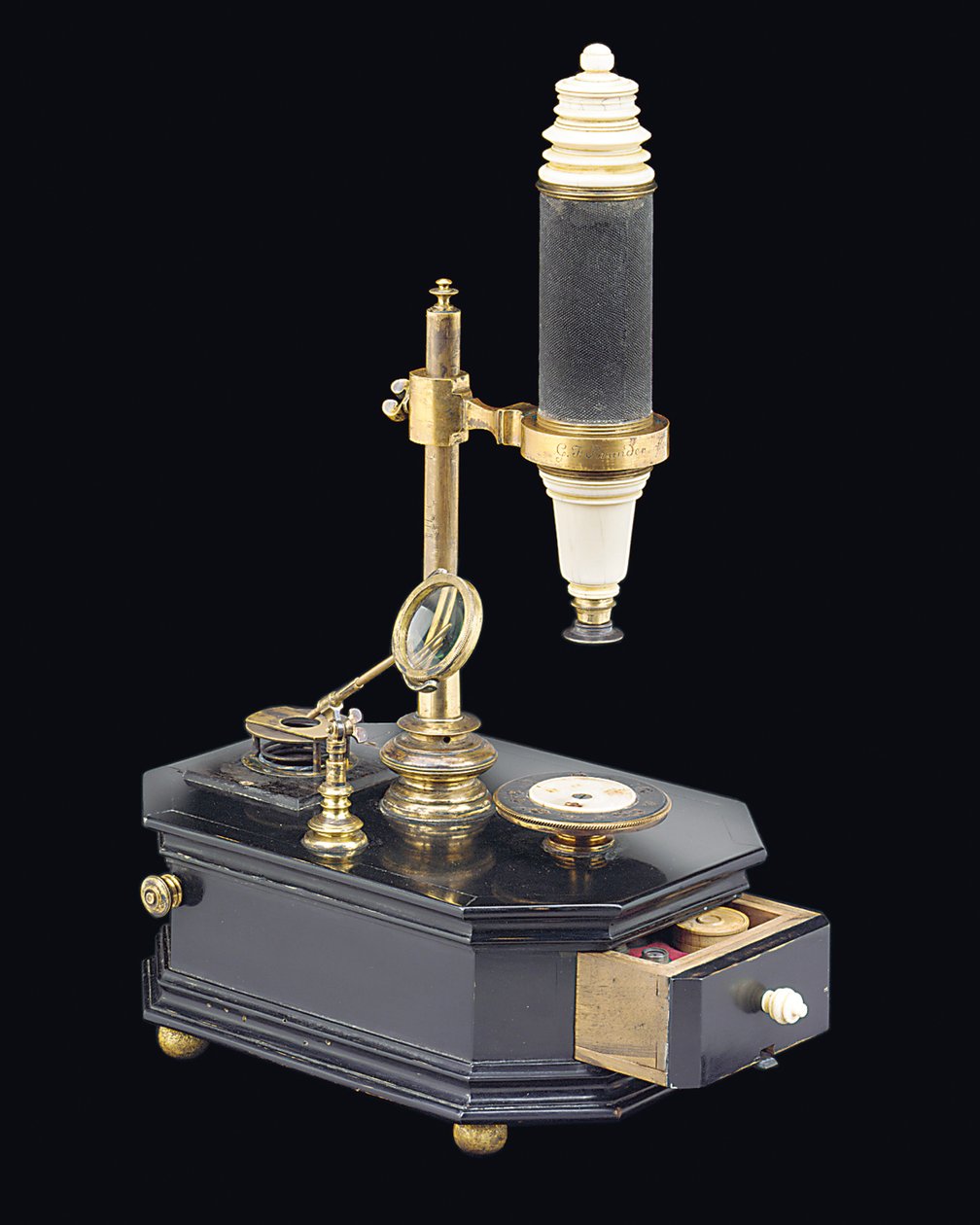 Microscópio do tipo caixa composta, c.1775 (madeira, metal e vidro) (ver também 1113959-61) de Georg Friedrich Brander