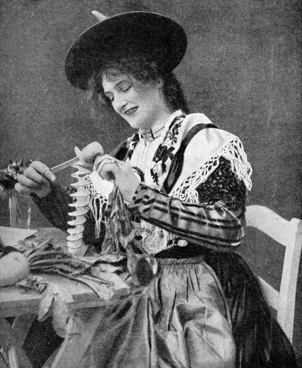 Uma mulher descascando criativamente uma batata, 1922. de Georg Haeckel