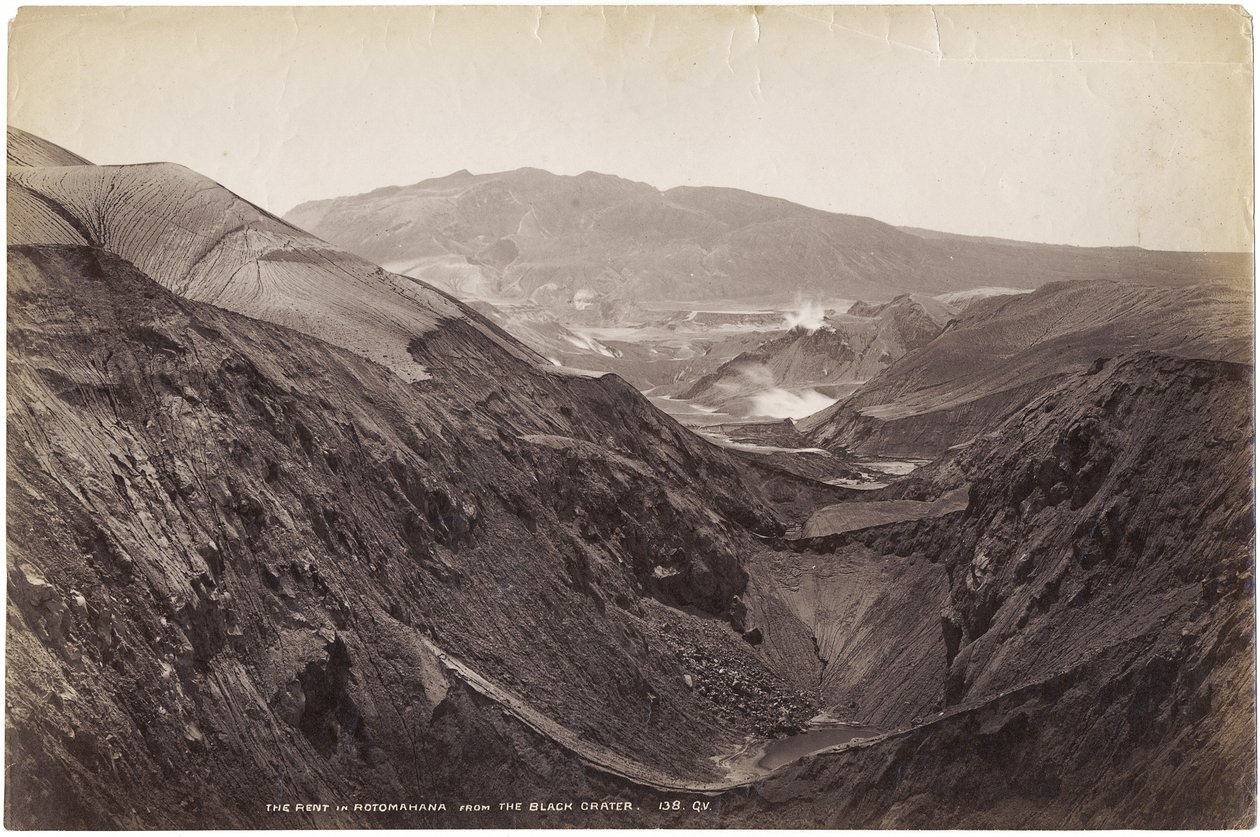 O aluguel em Rotomahana da cratera preta, novembro-dezembro de 1886 (albumen imprimir) de George Dobson Valentine